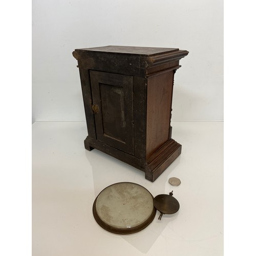 100 - Oak cased mantle clock.

This lot is available for in-house shipping