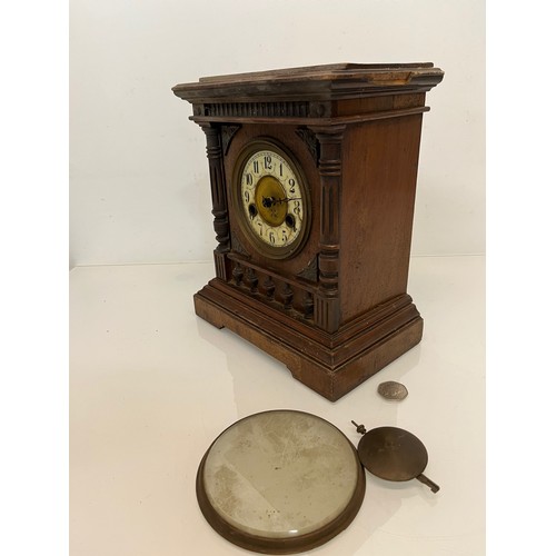 100 - Oak cased mantle clock.

This lot is available for in-house shipping