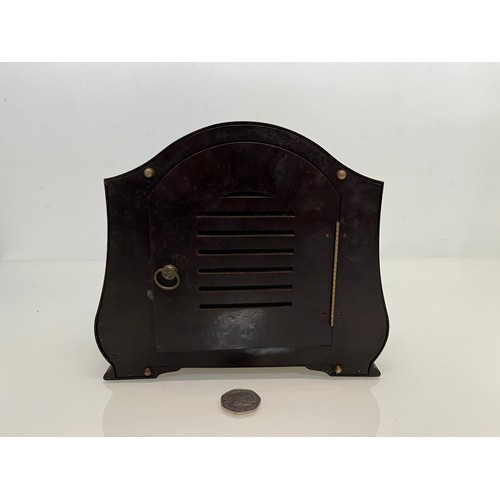 101 - A Smiths Bakelite cased mantle clock.

This lot is available for in-house shipping