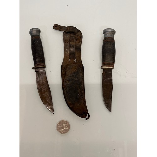 113 - Two sheath knives, each 20 cm long.

This lot is available for in-house shipping