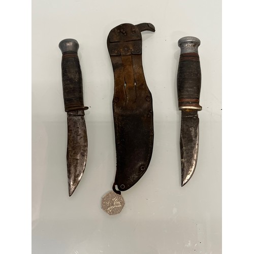 113 - Two sheath knives, each 20 cm long.

This lot is available for in-house shipping