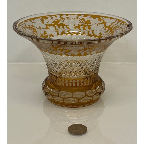 122 - Decorative cut class bowl.

This lot is available for in-house shipping