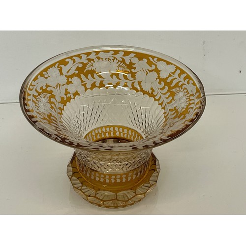 122 - Decorative cut class bowl.

This lot is available for in-house shipping