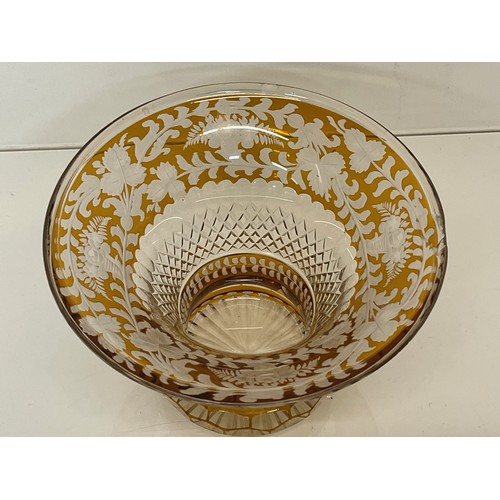 122 - Decorative cut class bowl.

This lot is available for in-house shipping