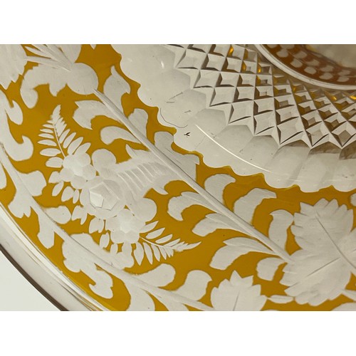 122 - Decorative cut class bowl.

This lot is available for in-house shipping