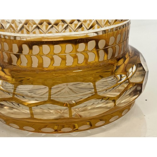 122 - Decorative cut class bowl.

This lot is available for in-house shipping