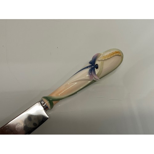 131 - Franz pottery, a Dragonfly cake knife, boxed.

This lot is available for in-house shipping