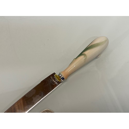 131 - Franz pottery, a Dragonfly cake knife, boxed.

This lot is available for in-house shipping