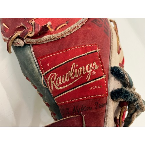 525 - Vintage Rawling baseball glove.

This lot is available for in-house shipping