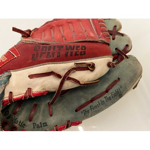 525 - Vintage Rawling baseball glove.

This lot is available for in-house shipping