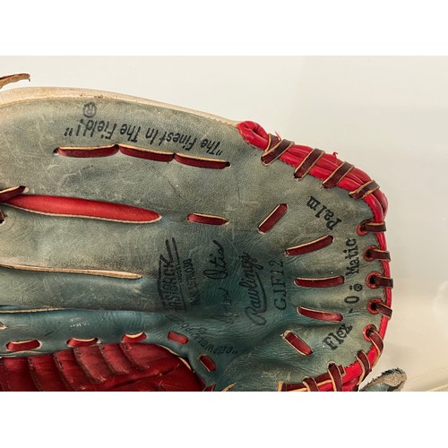 525 - Vintage Rawling baseball glove.

This lot is available for in-house shipping