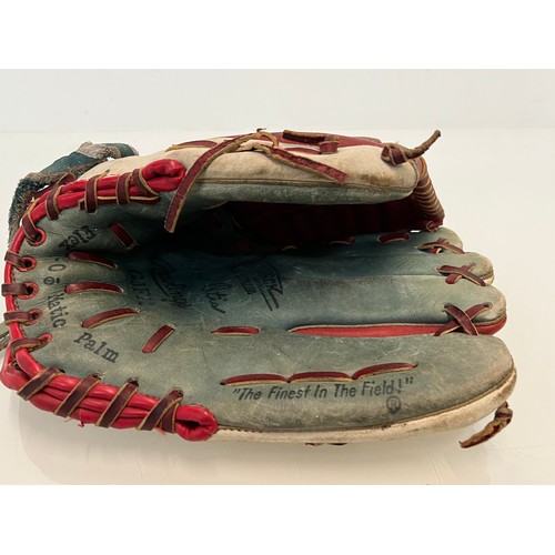 525 - Vintage Rawling baseball glove.

This lot is available for in-house shipping