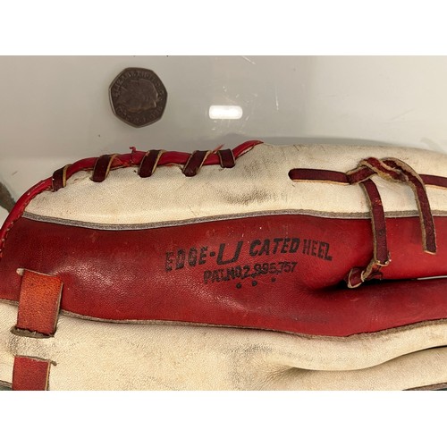 525 - Vintage Rawling baseball glove.

This lot is available for in-house shipping