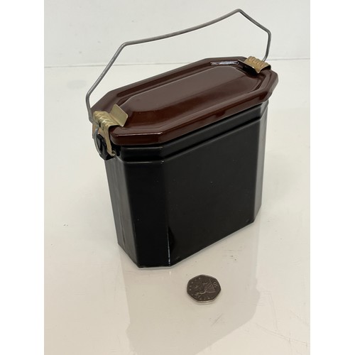 414 - Enamelled lunch box.

This lot is available for in-house shipping