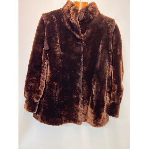 95 - Ladies fur coat size 46.

This lot is available for in-house shipping