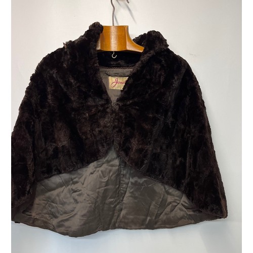 98 - Ladies fur coat shawl.

This lot is available for in-house shipping