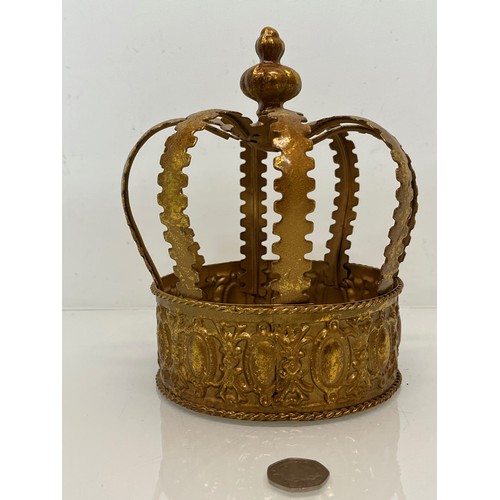 111 - A tea light stand in the form of a Crown. 20 cm high.
 
This lot is available for in-house shipping