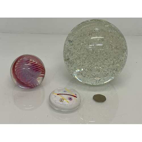 113 - Three glass paper weights, the large glass dump is around 13 cm in diameter.

This lot is available ... 