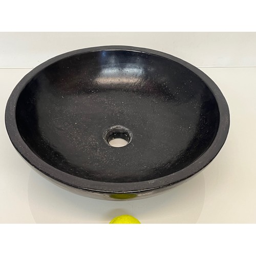 195 - Circular stone sink, 44 cm in diameter.

This lot is collection only