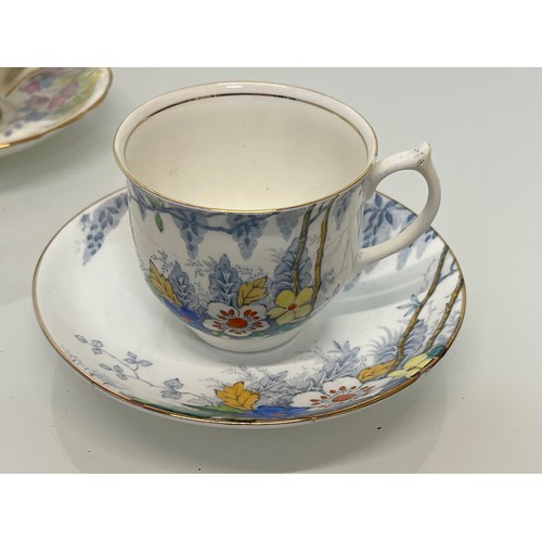 203 - Art Deco tea wares a trio and a cup and saucer.


This lot is available for in-house packing and shi... 