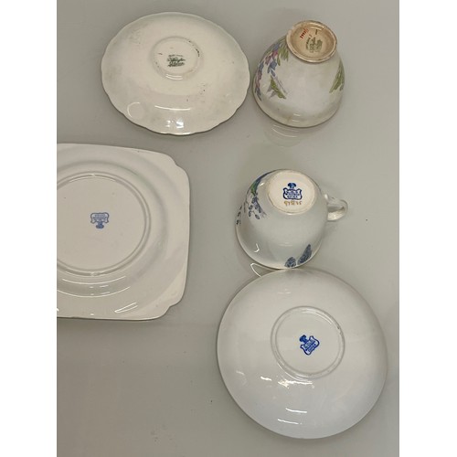 203 - Art Deco tea wares a trio and a cup and saucer.


This lot is available for in-house packing and shi... 