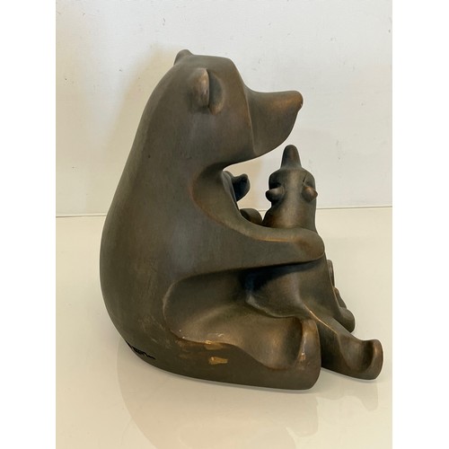 482 - North American pottery sculpture of a bear with two cubs, 25 cm high x 30 cm wide, and heavy.


This... 