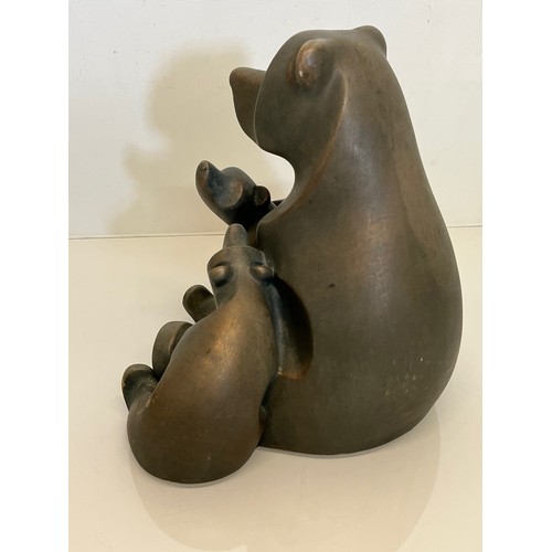 482 - North American pottery sculpture of a bear with two cubs, 25 cm high x 30 cm wide, and heavy.


This... 