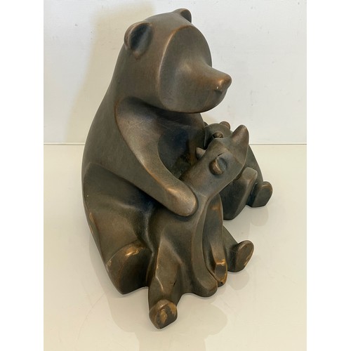 482 - North American pottery sculpture of a bear with two cubs, 25 cm high x 30 cm wide, and heavy.


This... 