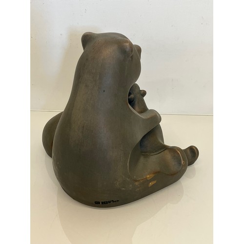 482 - North American pottery sculpture of a bear with two cubs, 25 cm high x 30 cm wide, and heavy.


This... 