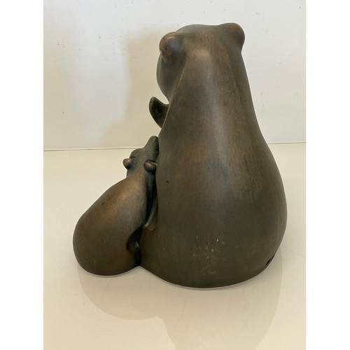 482 - North American pottery sculpture of a bear with two cubs, 25 cm high x 30 cm wide, and heavy.


This... 