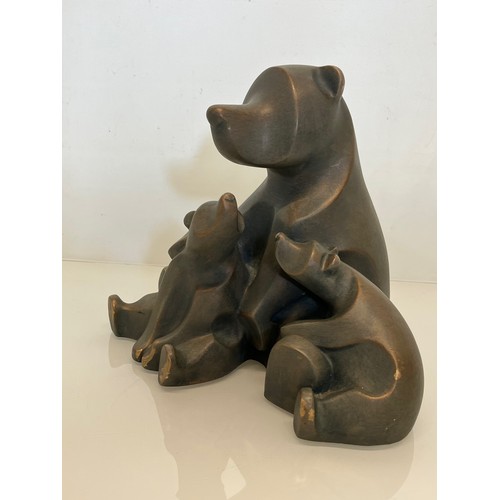 482 - North American pottery sculpture of a bear with two cubs, 25 cm high x 30 cm wide, and heavy.


This... 