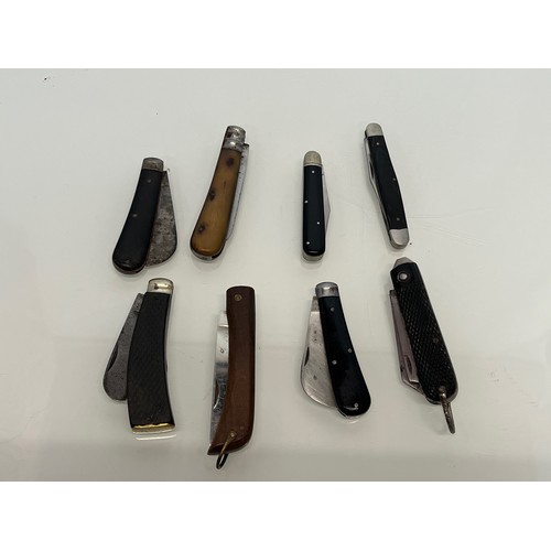 493 - Collection of pocket-knives.
Contains, Baxter Ltd,  Military, Lambs Foot and GPO marked examples.


... 