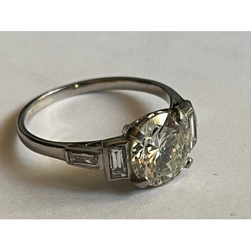 1 - Art Deco Diamond ring, 2.19 carat rectangular brilliant cut natural diamond flanked by four baguette... 