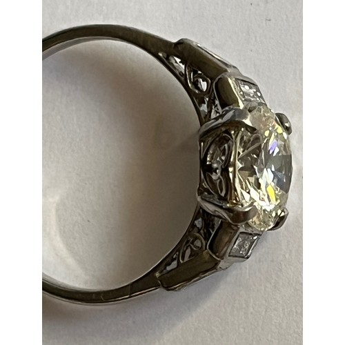 1 - Art Deco Diamond ring, 2.19 carat rectangular brilliant cut natural diamond flanked by four baguette... 