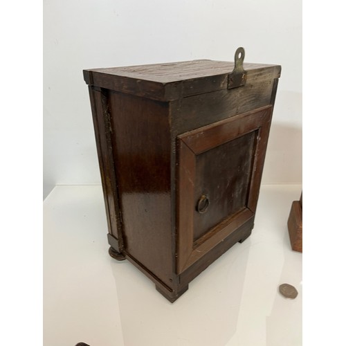 237 - Two early C20th wooden cased mantle clocks.

This lot is available for in-house shipping
