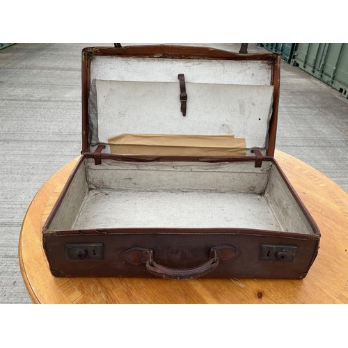 Vintage luggage, a small leather suitcase. 84 cm x 35 cm x 15cm. This ...