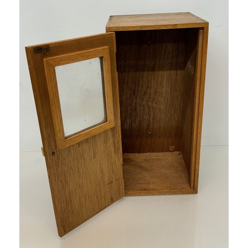 182 - Furniture, medical storage cabinet with a glazed door.

This lot is available for in-house shipping