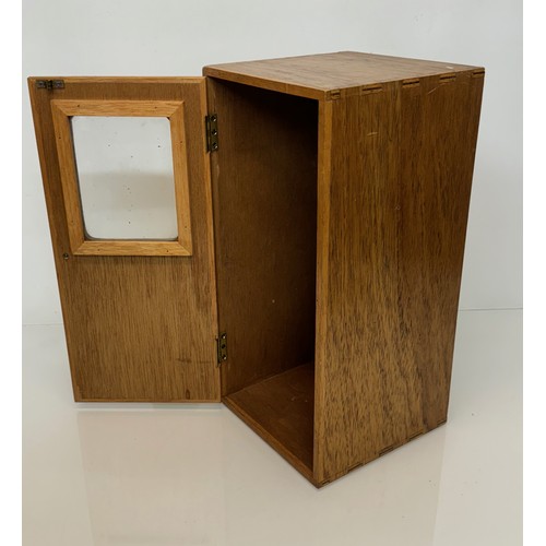 182 - Furniture, medical storage cabinet with a glazed door.

This lot is available for in-house shipping