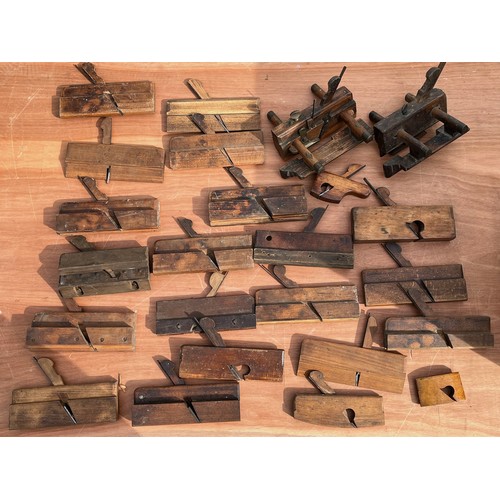 114 - Militaria, Tools, Woodworking, Carpentry, a large storage chest full of carpenters planes. Chest is ... 