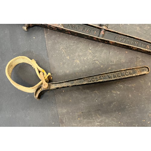 188 - Tools, a large set of bolt croppers and a strap wrench, croppers are 43 inches long.

This lot is av... 