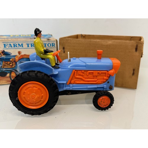 146 - American toy tractor, made by Marx and in its original box this is battery operated and 16 cm long.
... 