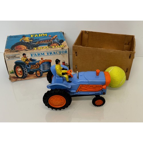 146 - American toy tractor, made by Marx and in its original box this is battery operated and 16 cm long.
... 