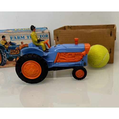 146 - American toy tractor, made by Marx and in its original box this is battery operated and 16 cm long.
... 