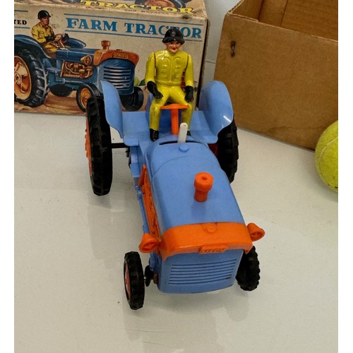 146 - American toy tractor, made by Marx and in its original box this is battery operated and 16 cm long.
... 