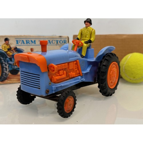 146 - American toy tractor, made by Marx and in its original box this is battery operated and 16 cm long.
... 