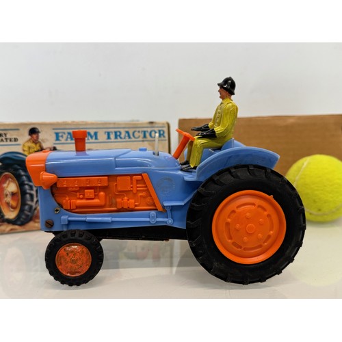 146 - American toy tractor, made by Marx and in its original box this is battery operated and 16 cm long.
... 