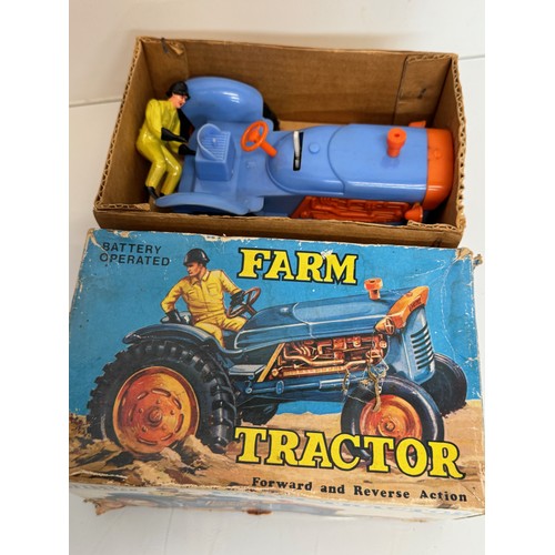 146 - American toy tractor, made by Marx and in its original box this is battery operated and 16 cm long.
... 