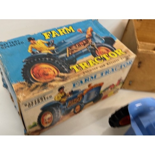 146 - American toy tractor, made by Marx and in its original box this is battery operated and 16 cm long.
... 