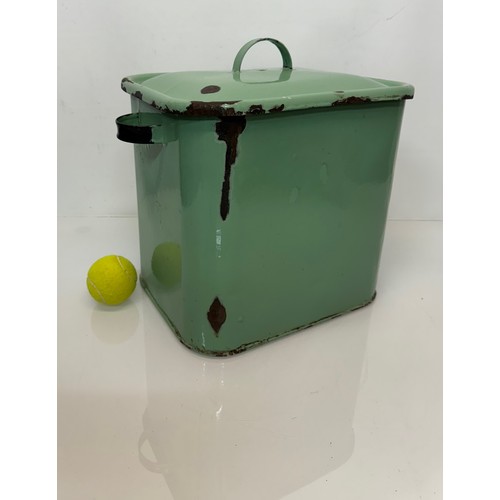 155 - Enamelled mid-century bread storage bin.

This lot is available for in-house shipping