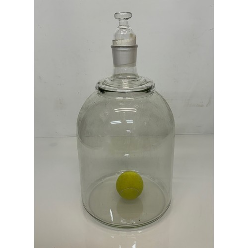 159 - Scientific glass-wares, a large stoppered glass storage jar 43 cm tall.

This lot is available for i... 